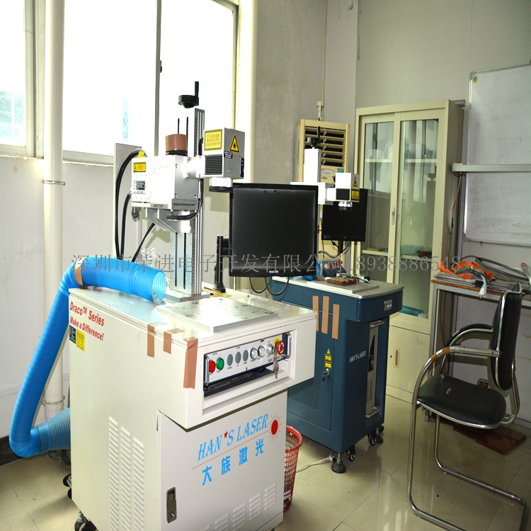 深圳荣进镭雕车间一角。