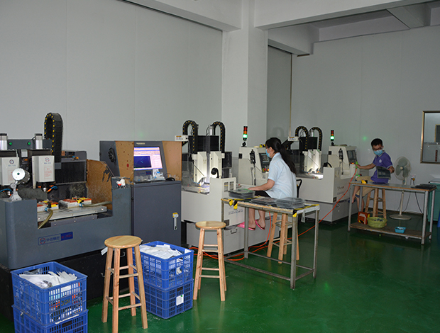 荣进硅胶镭雕车间