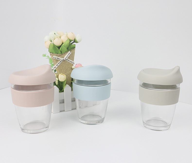 创意随手玻璃水杯带旋转扣式硅胶杯套杯盖|果汁冷热饮咖啡玻璃杯-荣进创意玻璃杯带旋转扣式硅胶杯盖杯盖批发厂家(图16) 新款防烫咖啡杯